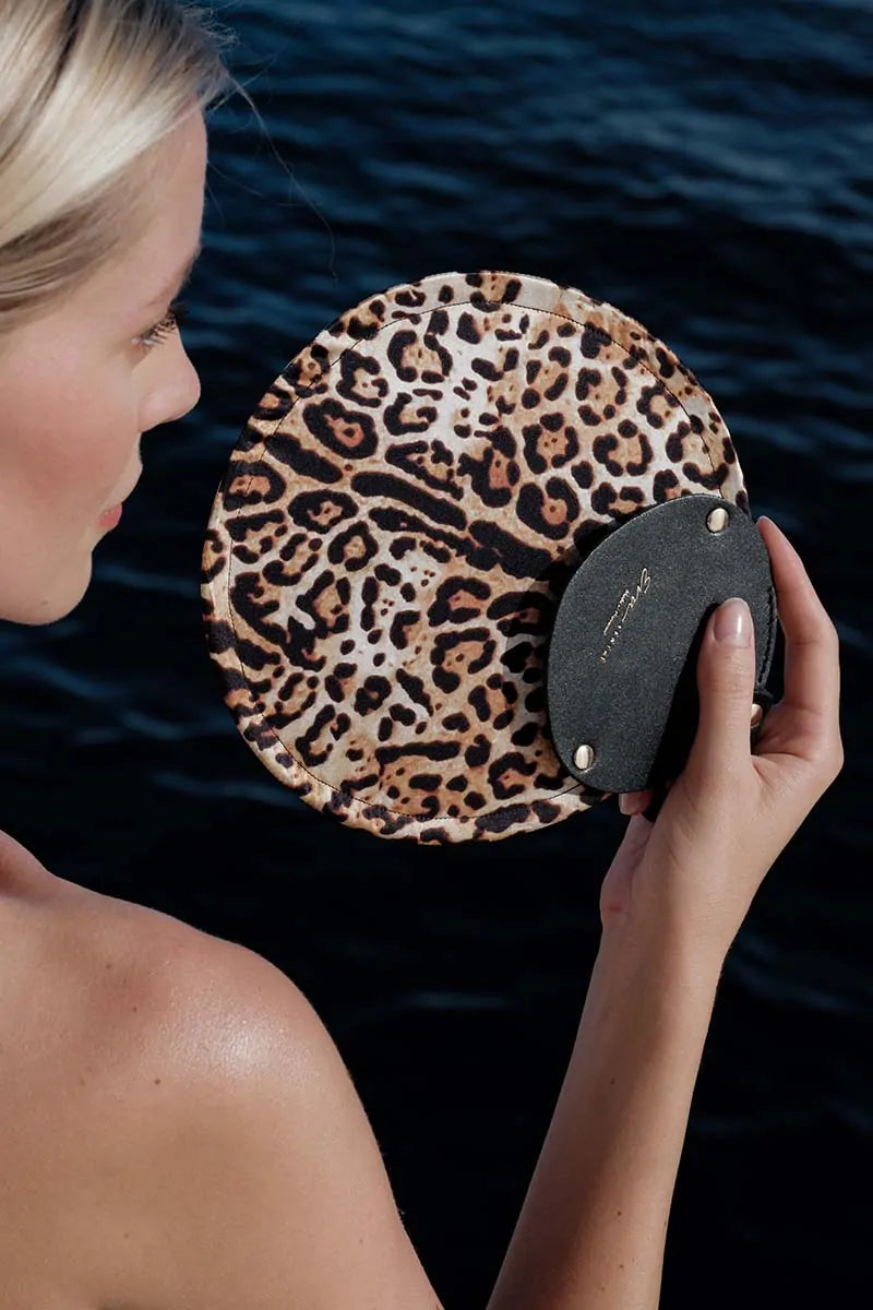 Éventail de poche pliable en soie et cuir léopard