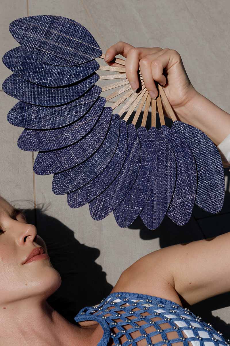 Éventail de luxe en raphia bleu « Mer »
