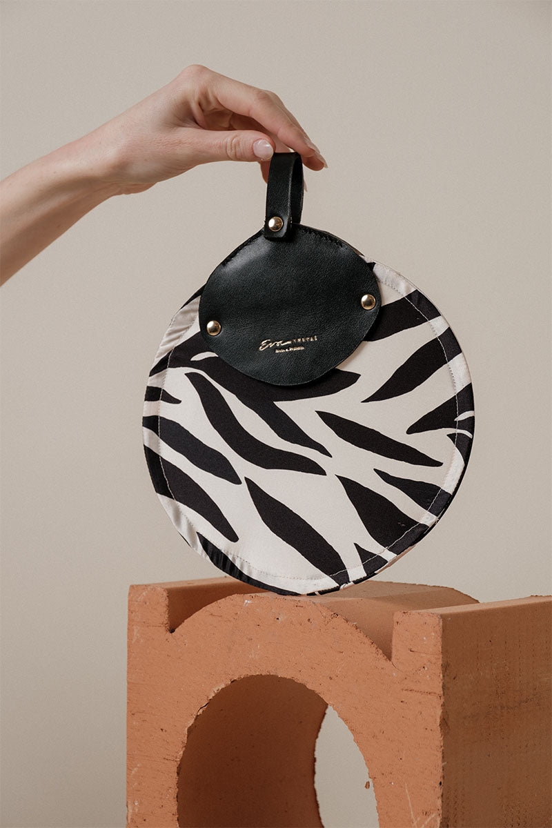 Éventail de poche pliable en soie et cuir zèbre