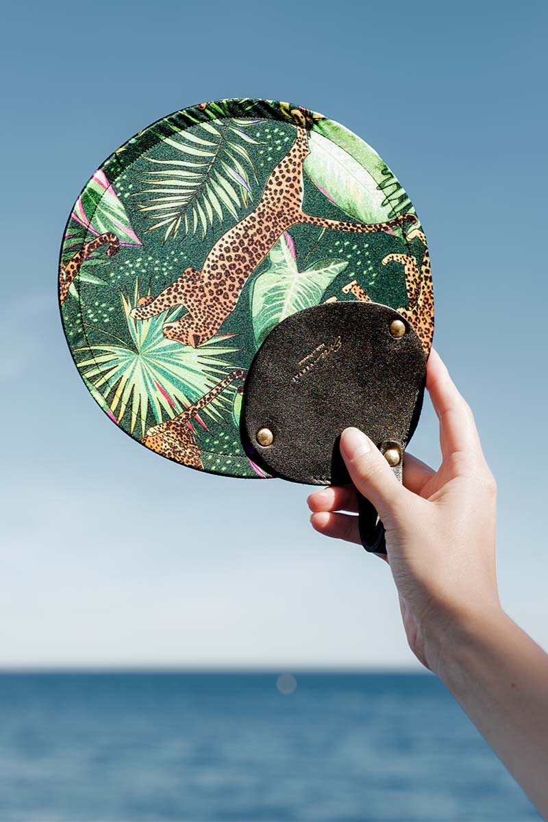 Éventail de poche pliable en soie et cuir – imprimé jungle léopard