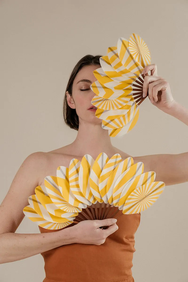 L’éventail fait son grand retour : l’accessoire chic et rafraîchissant de l’été 2025