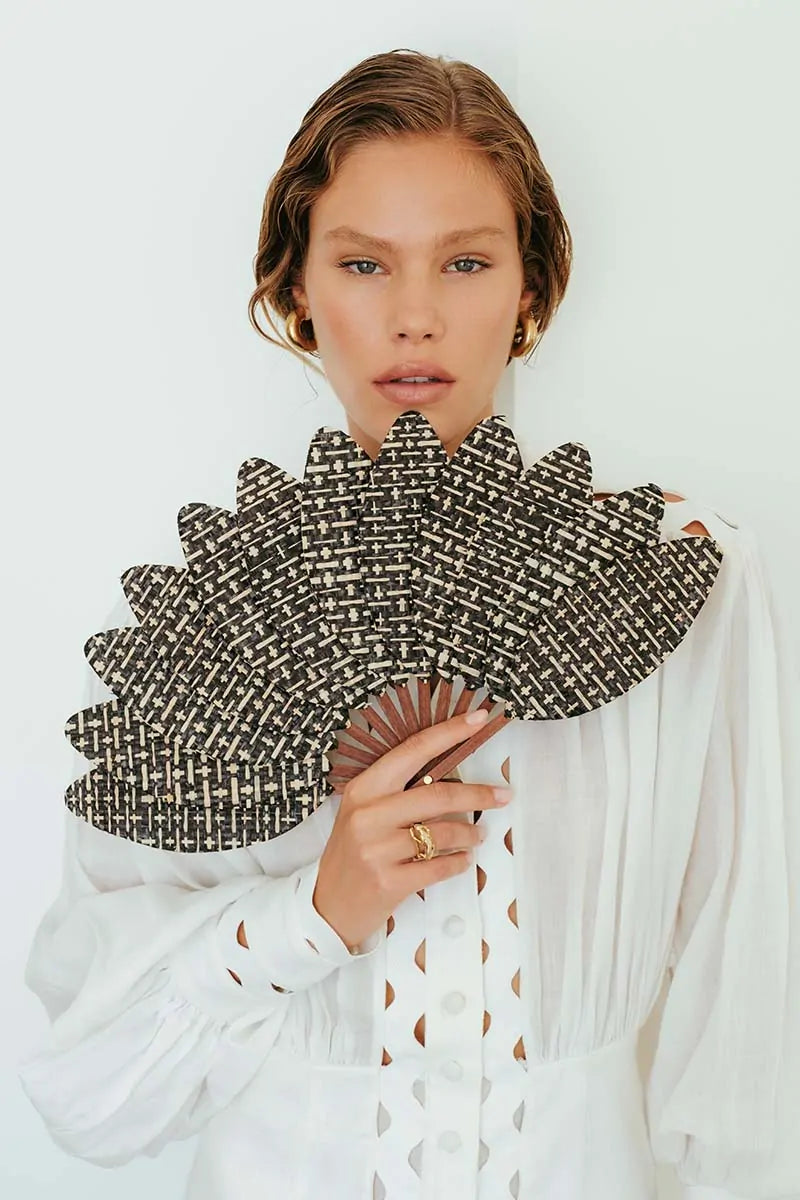 Éventail de luxe fait main en France l’accessoire chic pour rester au frais cet été