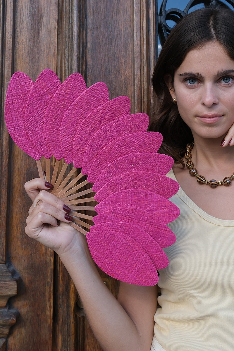 Éventail de luxe en raphia fuchsia vibrant