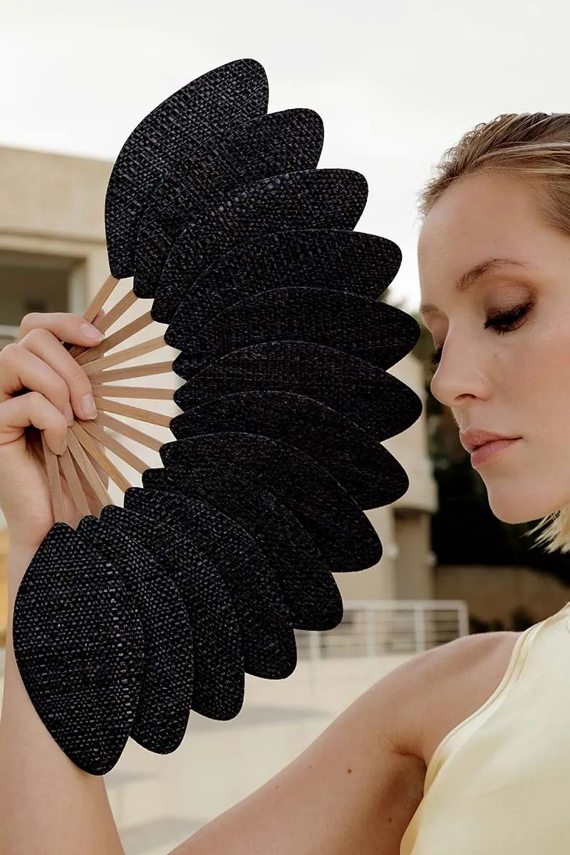 Éventail de luxe en raphia noir naturel