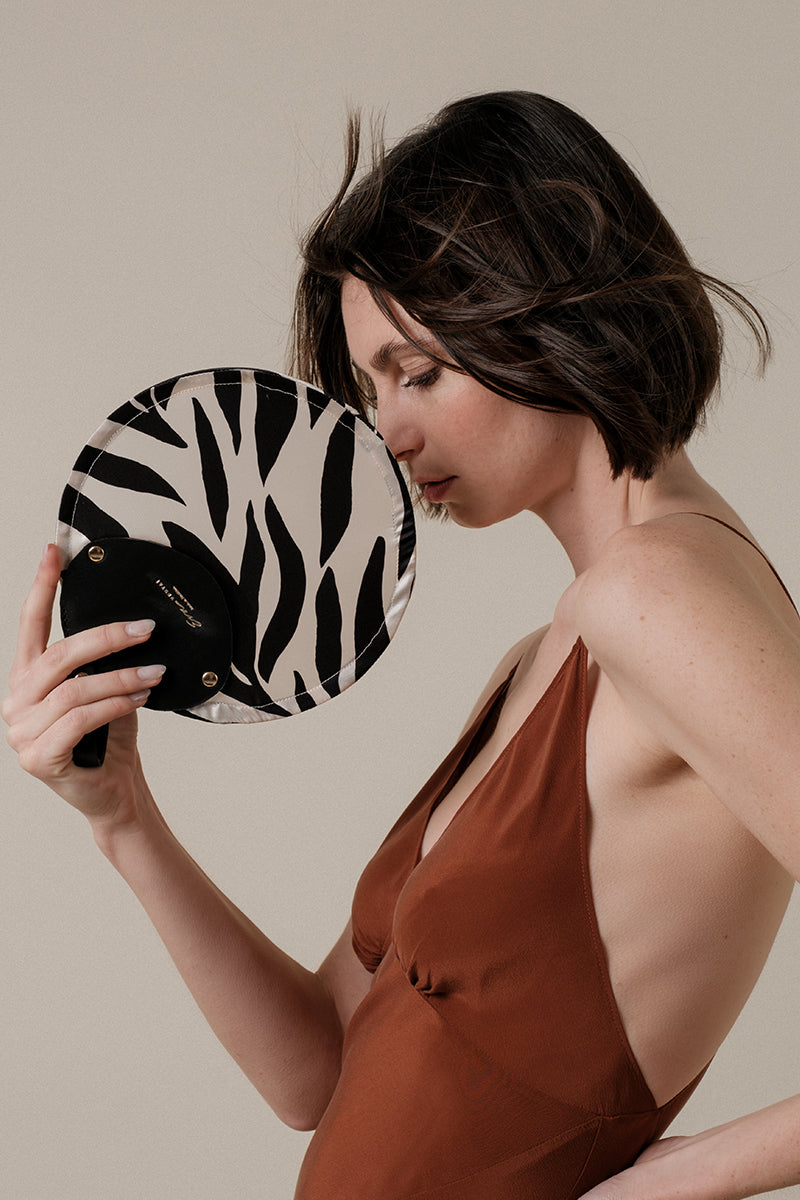 Éventail de poche pliable en soie et cuir zèbre