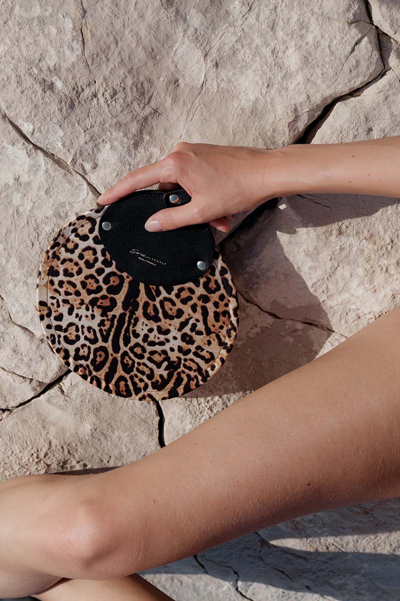 Éventail de poche pliable en soie et cuir léopard