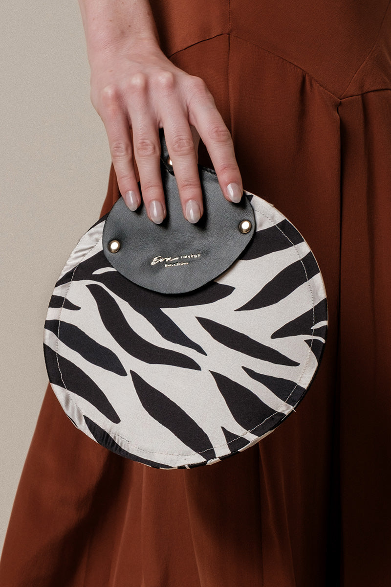 Éventail de poche pliable en soie et cuir zèbre