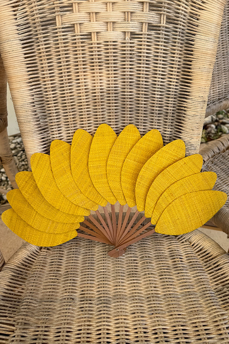 Éventail de luxe en raphia jaune soleil