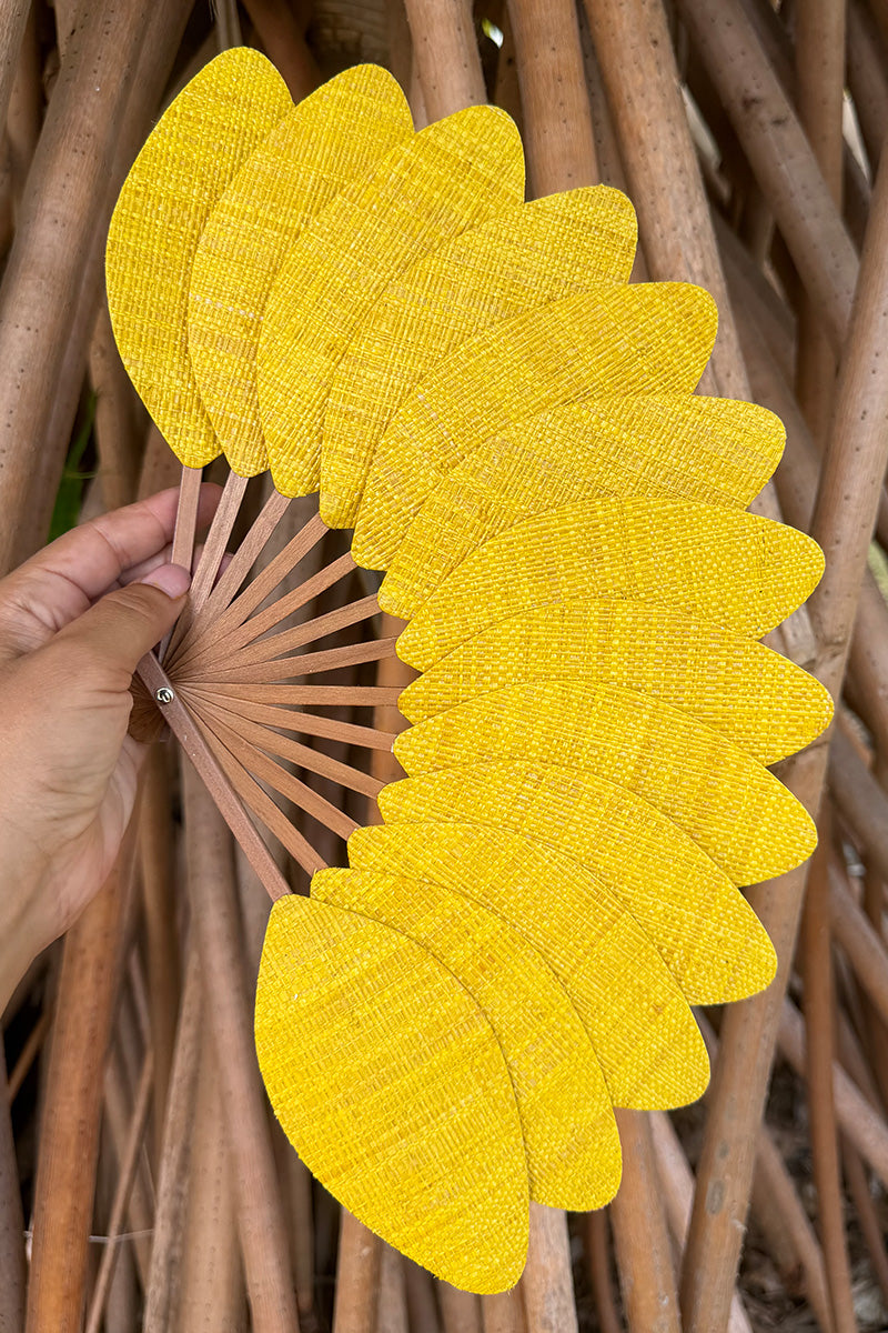 Éventail de luxe en raphia jaune soleil